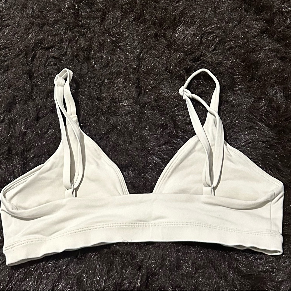 Aritzia
Original Contour Triangle Bralette in matte pearl - Picture 8 of 9